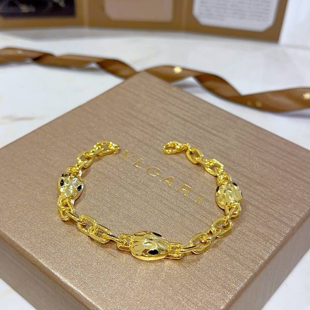 Bvlgari Divas' Dream bracelet in V gold. Perfect condition, impeccable details,
