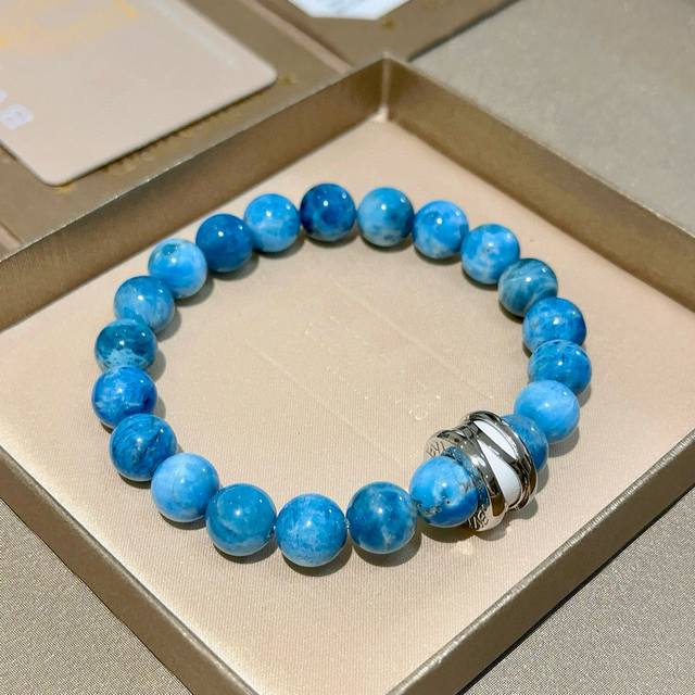 Bvlgari bracelet in V gold. Made with natural larimar from the Bvlgari Divas' D