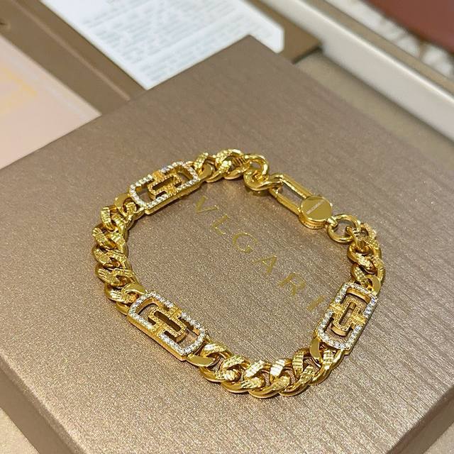 Bvlgari Divas' Dream bracelet in V gold. Perfect condition, impeccable details,