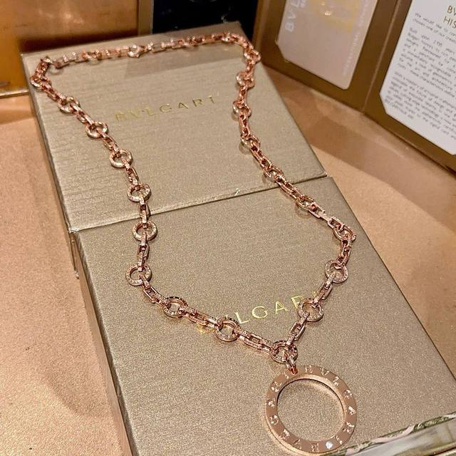 Bulgari necklace in 18K gold. This Bulgari Divas' Dream necklace is in perfect