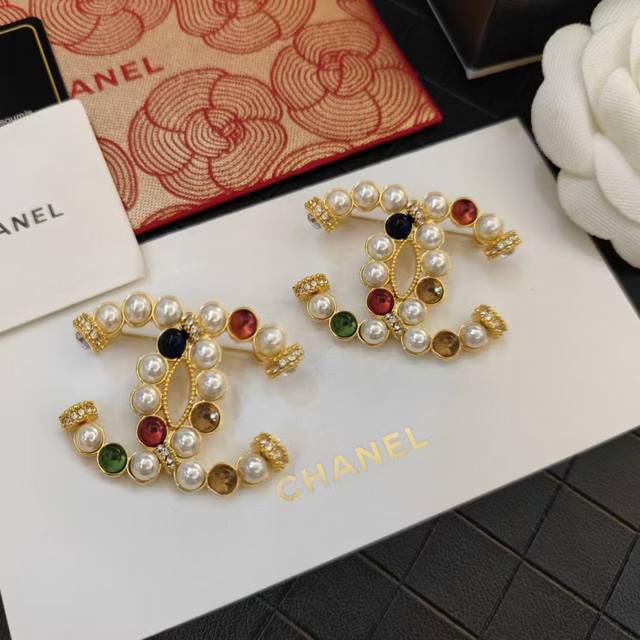 A batch of new Chanel mini brooches, simultaneously released at Chanel boutique