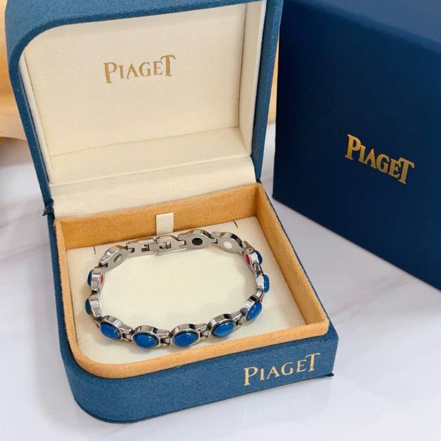 This high-end custom-made Iaget blue diamond bracelet features exquisite diamon