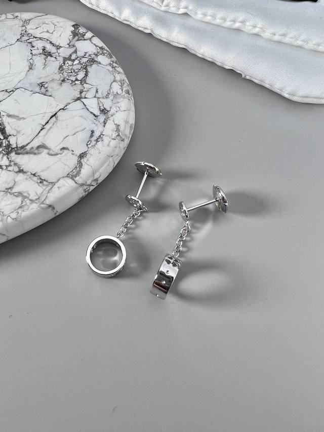 Gucci earrings, delicate and petite, easy to match for everyday wear.