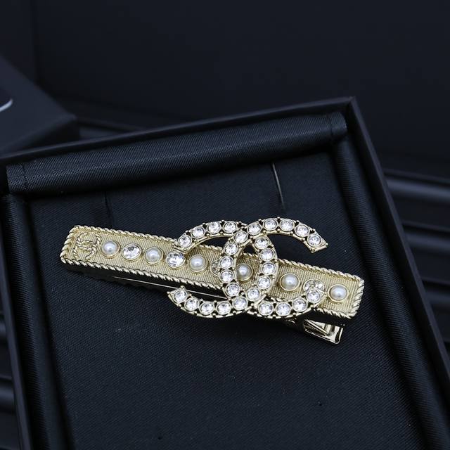 Chanel Pearl and Diamond Hair Clip A design combining crystals and pearls. Looks
