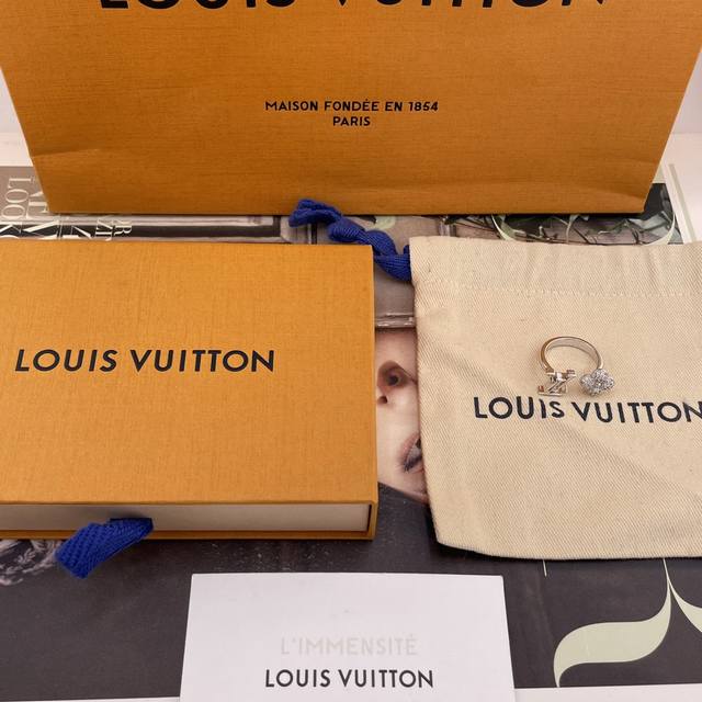 Our L-shaped green open-faced full-diamond small flower ring is a sold-out best