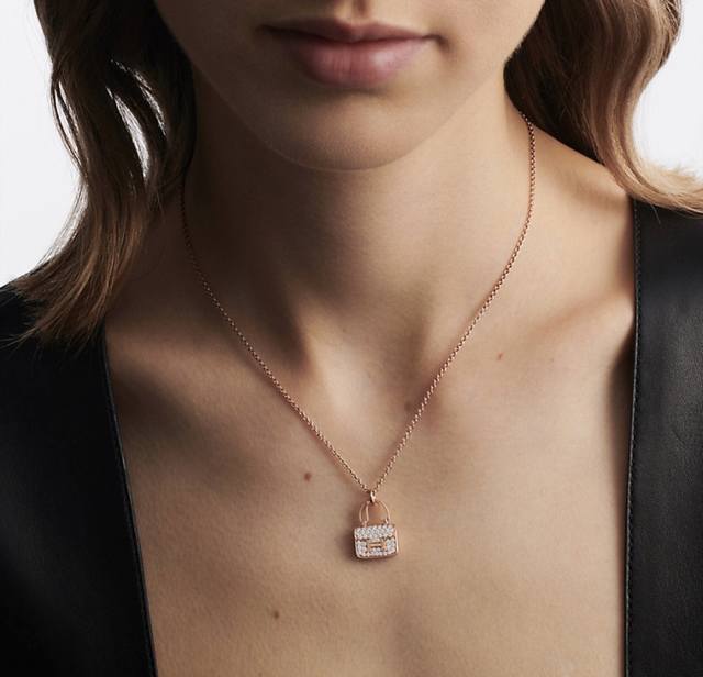 We offer a new bag necklace, Zp70 000, available for custom order in 18K real g