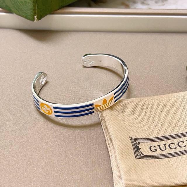 Look for the exclusive thickened and widened Gucci bracelet with clover design,
