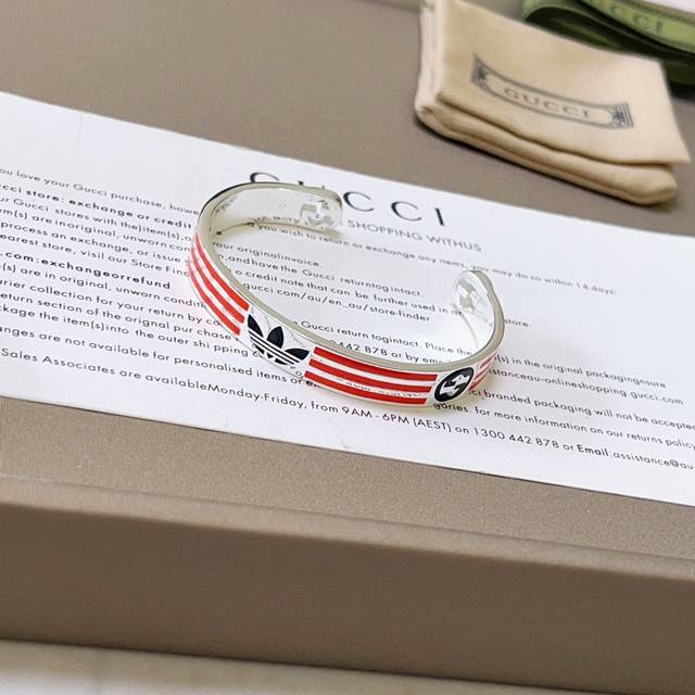 Look for the exclusive thickened and widened Gucci bracelet with clover design,
