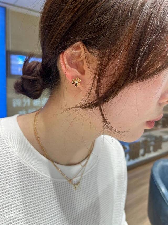 V Gold-plated Clover Earrings The Frivole collection's designs sway gracefully i