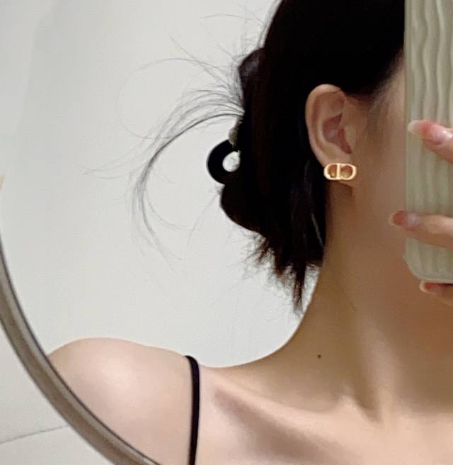 Dior Classic Style CD Small Stud Earrings, a favorite of many goddesses. Simple