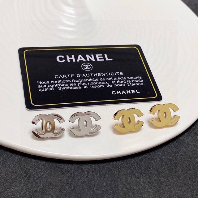 Chanel's new vintage glossy earrings. Every detail is exquisitely crafted. The