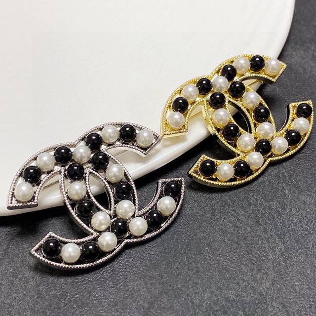 Chanel's new pearl brooch is the most understanding accessory for women. Women w
