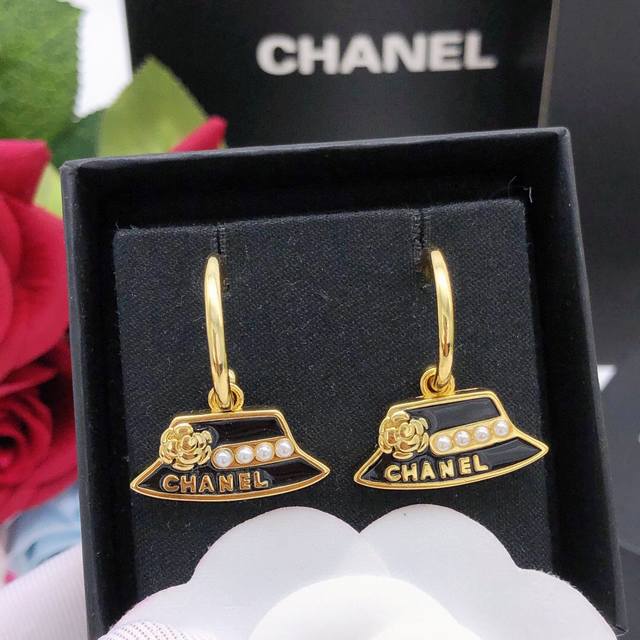 Item No. Xed0176 Chanel New Drip Earring Hook Style Brass, a very fresh and eleg