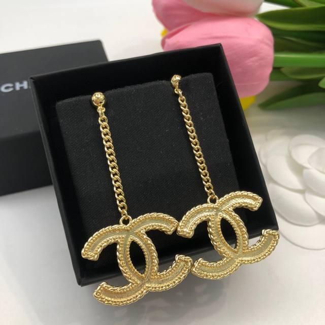Item No. Xed0160 Chanel Mini Long Stud Earrings - The chain detail is impeccable