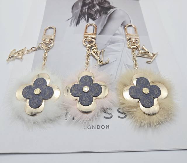 Available in three colors Exclusive original New Louis Vuitton New Vivienne Fur