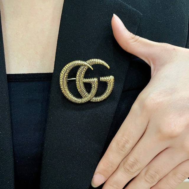 New Gucci brooches are now available at Gucci boutiques. These brooches are the