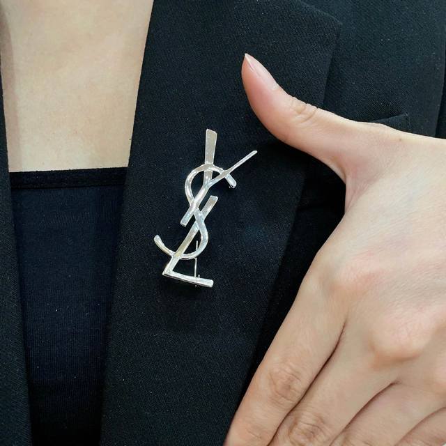 YSL Saint Laurent new brooches are now available at boutiques, the perfect acces