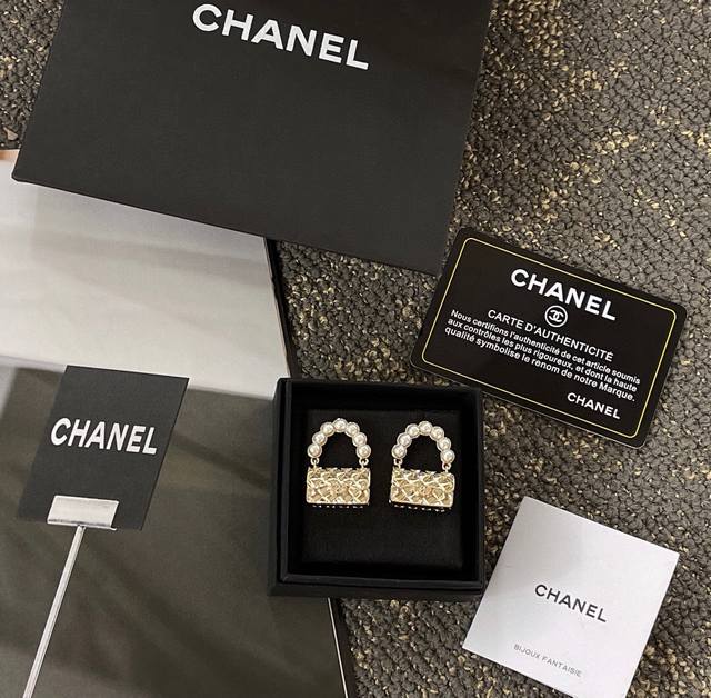 Item No. Xed0143 Original brand new Chanel double C bag stud earrings, high-end