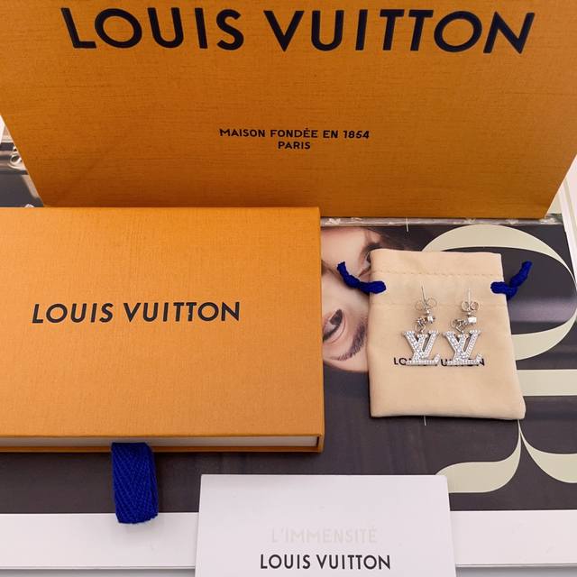 Our L-shaped diamond logo stud earrings, Z 4750, are absolutely stunning and lo