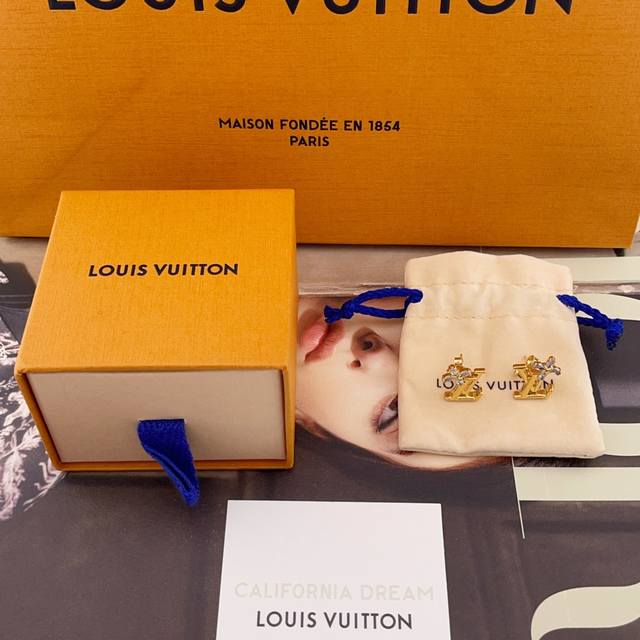 We present the L Diamond Leaf Logo Earrings Z 4250, I love them! The asymmetric