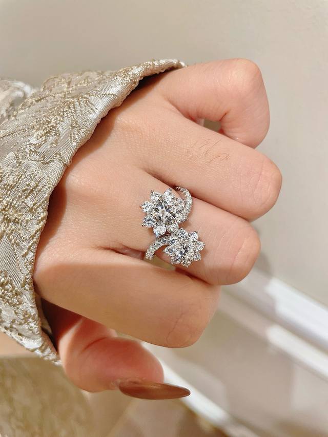 We have large production volumes, please consult customer service. Colored Gems