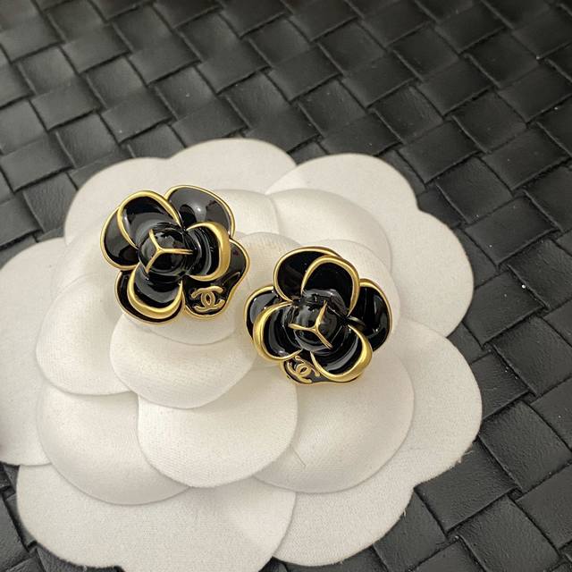 Latest Chanel mini black camellia stud earrings with gold trim, hot-selling sty