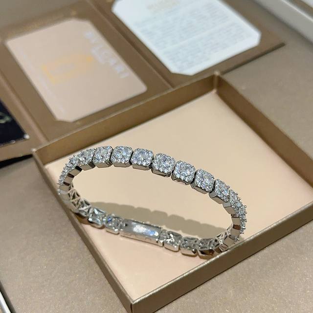 Fully diamond-encrusted Bulgari bracelet in V gold. From the Bulgari Divas' Dre