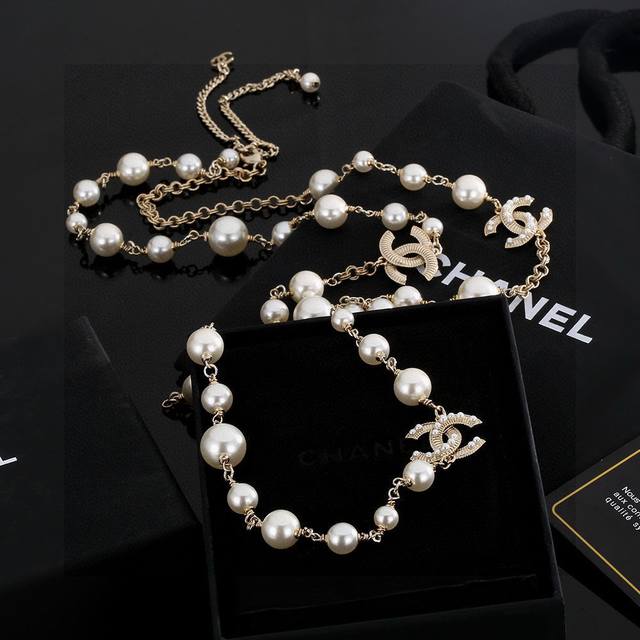 This latest Chanel double C pearl necklace/sweater chain is very beautiful. Exq