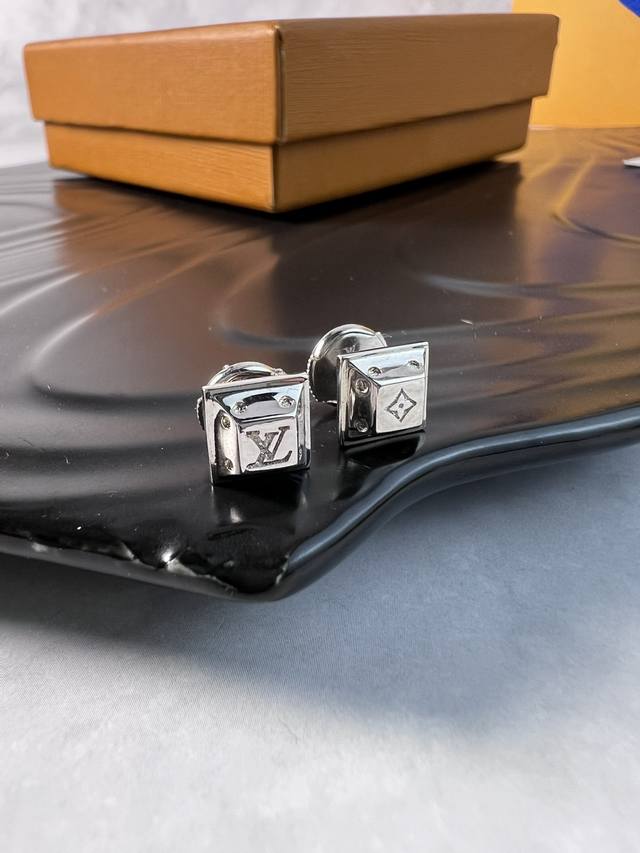 Lv Square earrings, 3 colors, 18K gold with engraved Monogram pattern DDD