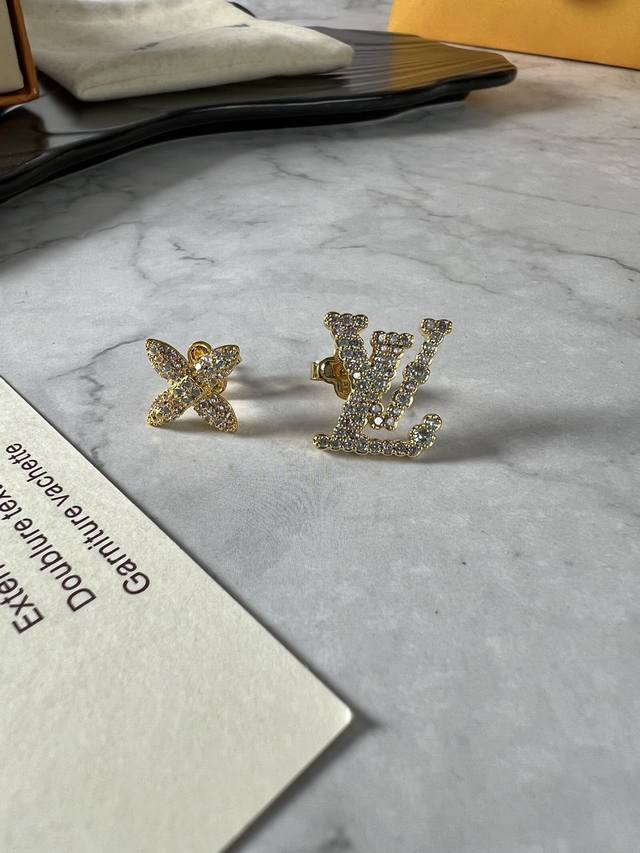 Lv Iconic earrings continue the brand's classic elements with a modern style DDD