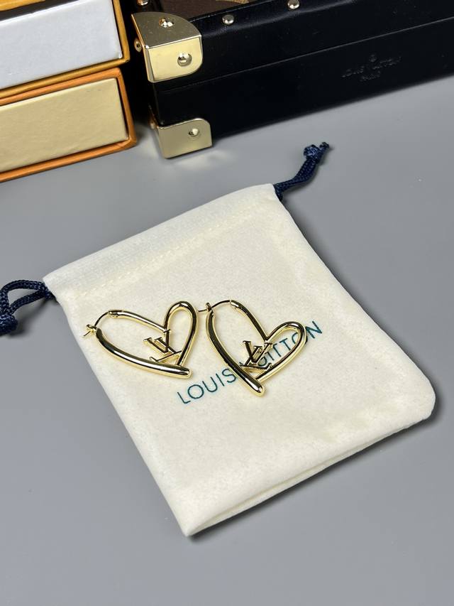 Lv Heart Earrings, Fall In Love Heart Large Earrings interpret the classic symbo
