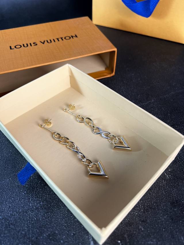 Lv Two-tone earrings, I absolutely love the simple and elegant design. Made of b