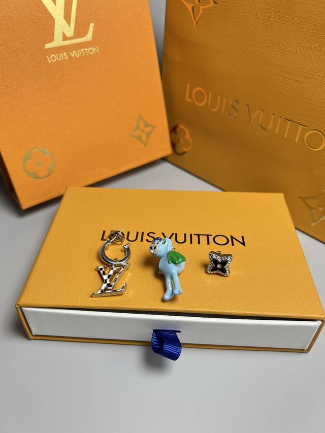Lv Friends earring set, crafted with exquisite hand-polishing and crystal settin