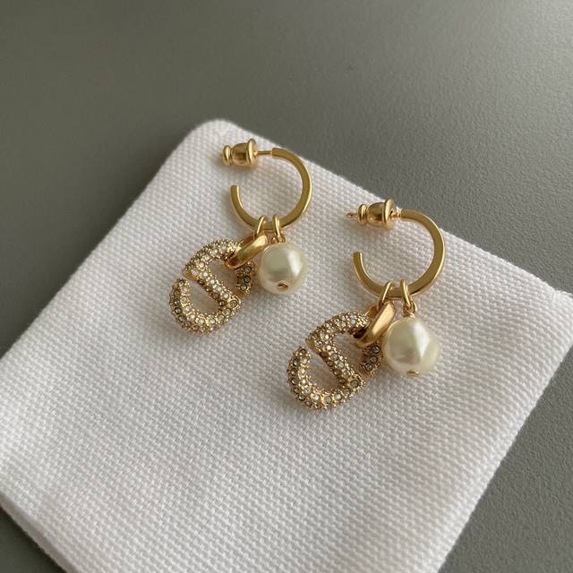 High-quality details as shown in picture D. These earrings with full diamond an