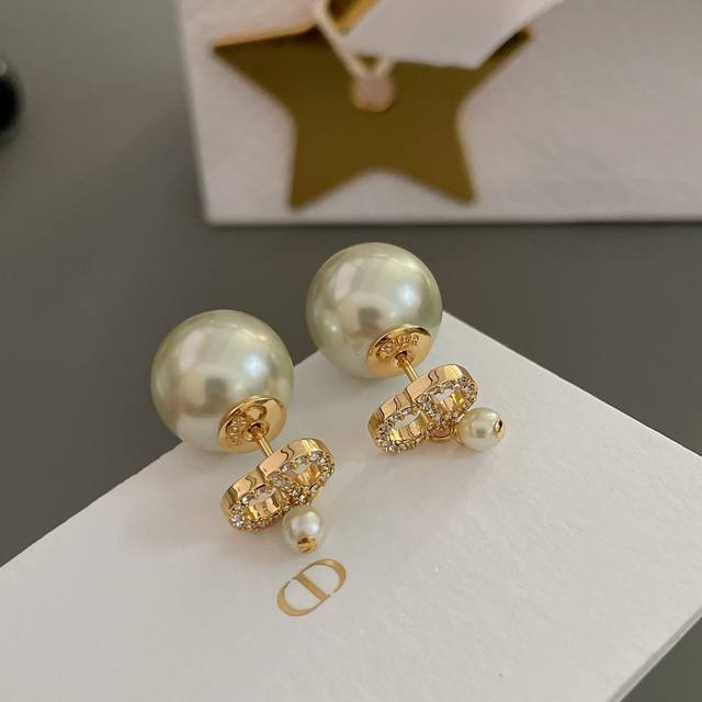 High-quality details as shown in the picture. Cd pearl earrings. The pearl + Cd