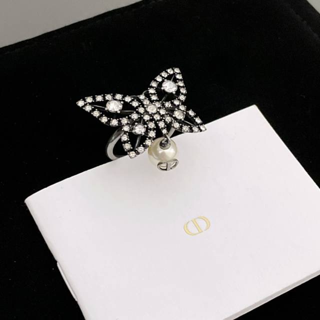 High-quality details as shown in the picture. Two sizes available: S, 6, M, 7.