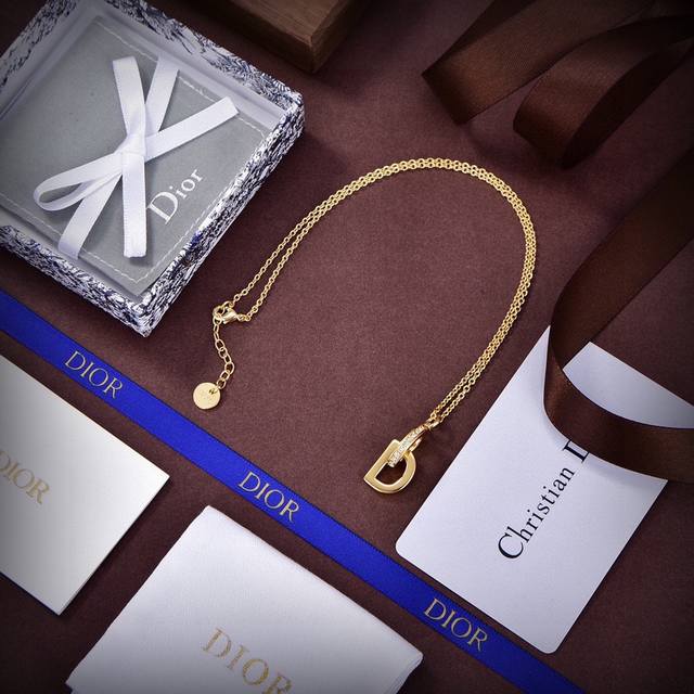 Dior's new necklace, a favorite of top brands, features Dior's new letter earri