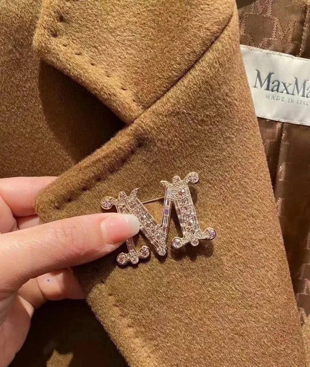 Maxmara's new brooches this year are so beautiful! Today I'm sharing an "M" full