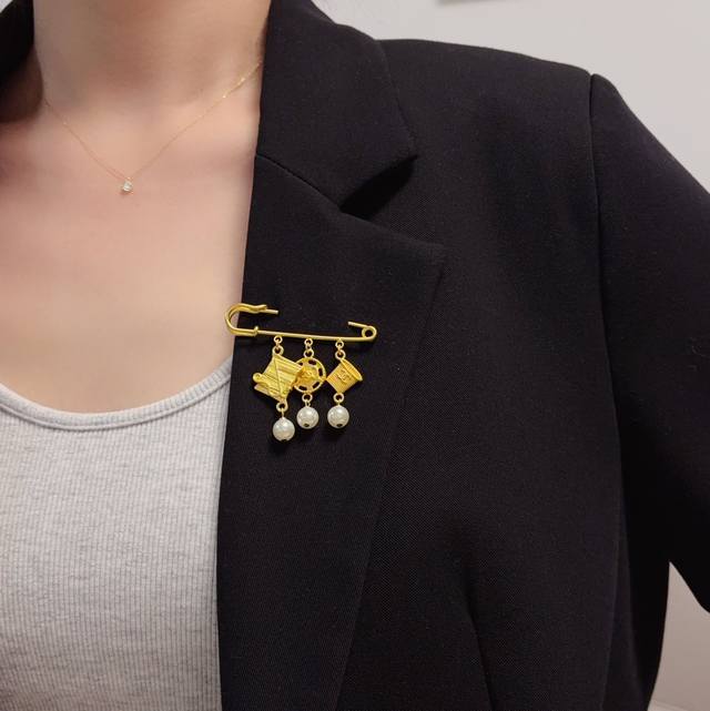 Chanel's latest high-quality silver full-diamond Chanel vintage embroidery paper