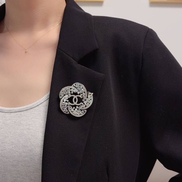 The latest high-quality silver Chanel camellia brooch with full diamonds is the
