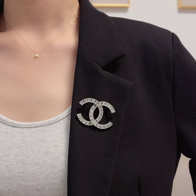 Chanel's latest high-quality silver brooch with full diamonds is the most unders