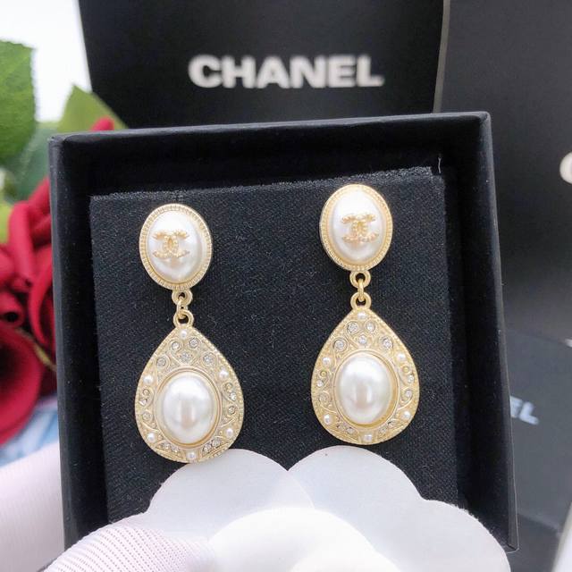 Item No. Xed0112 Ch Nel Double C Teardrop Pearl Stud Earrings, a truly amazing p