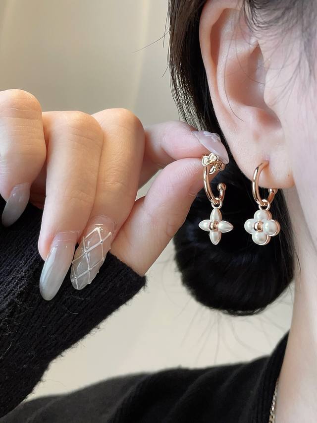 Item No. Led0178 Lv*Latest Style Three-in-One Flower Ear Hooks, White Studs, Bat