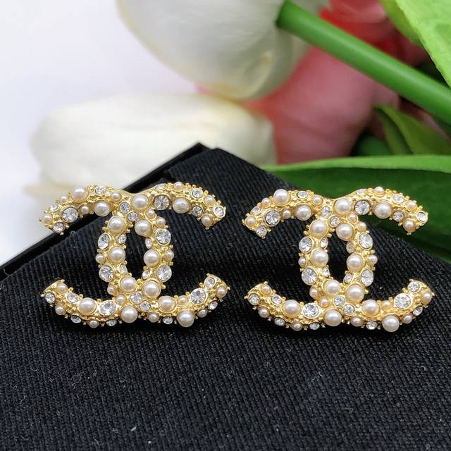 Item No. Xed0191 New Chanel Classic Simple and Versatile Small Stud Earrings wit