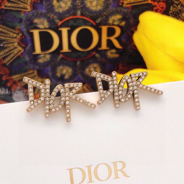 Item No. Ded0122 New original Dior mini letter earrings, identical to those in b