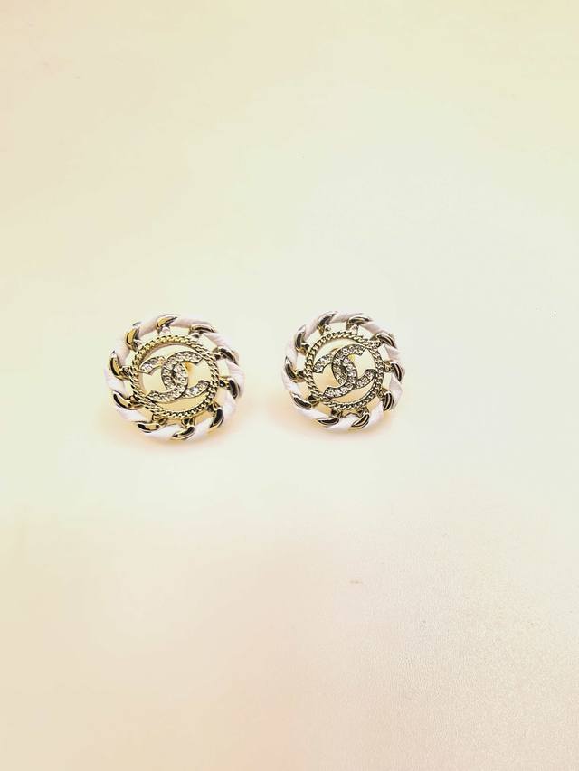 Ch*Nel Latest hollow round white leather stud earrings, identical to Zp brass ma