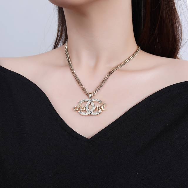 Chanel's new double C necklace, a hot-selling item, is now available. High-end q