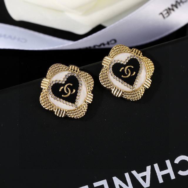 Chanel classic double C stud earrings, high-end quality, same 925 silver hands a