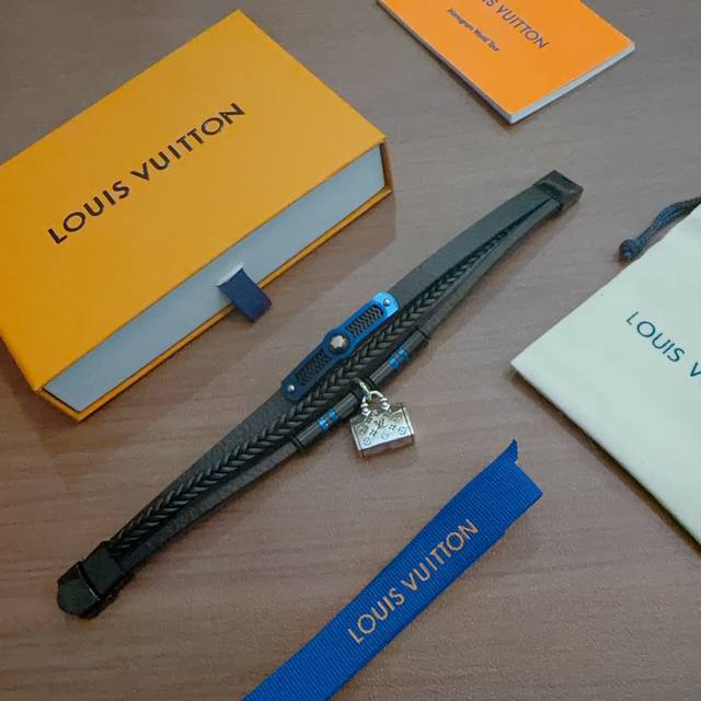 Louis Vuitton LV leather bracelet, original single item, new model, retro trend