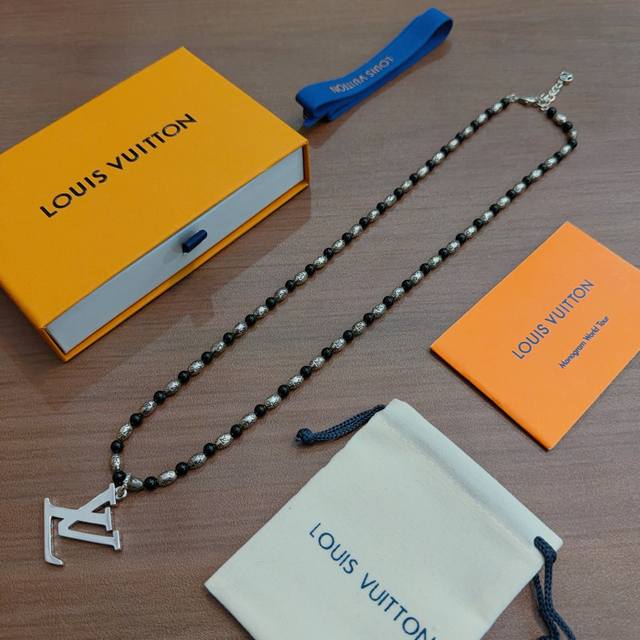 Louis Vuitton (LV) necklace, original single item, new boutique design, retro t